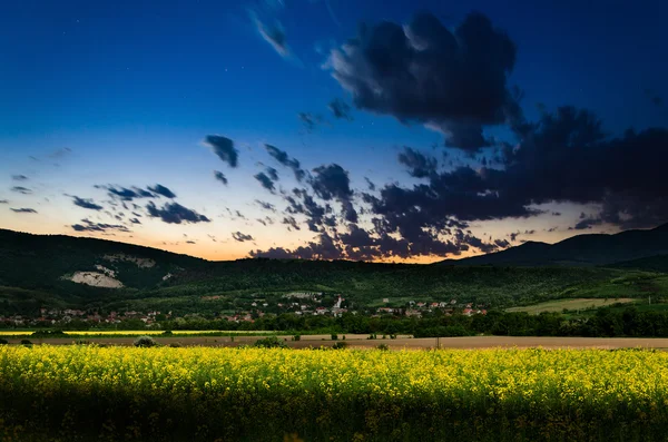 Verkrachting veld in de nacht — Stockfoto