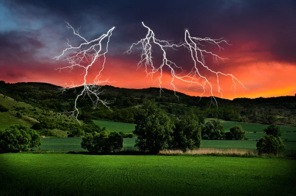 Tormenta con relámpagos en pradera verde — Foto de Stock