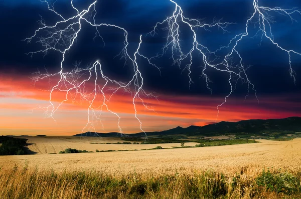 Tempesta in terra di grano — Foto Stock