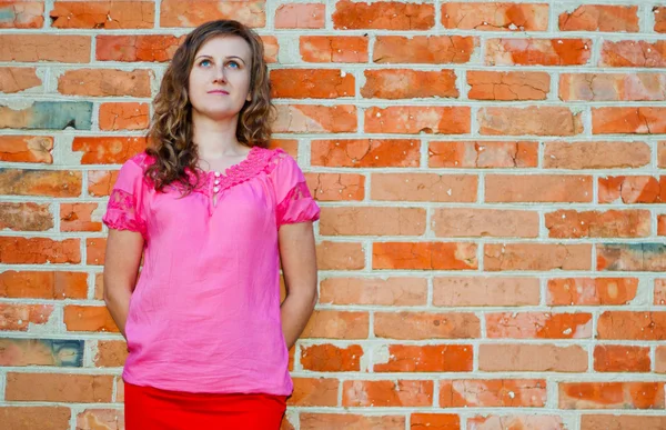 kız ve tuğla duvar