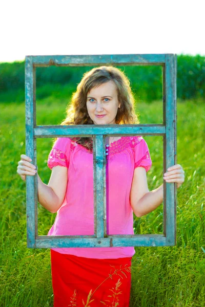 kız ve pencere çerçevesi