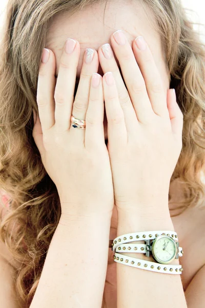 Kız elleri saklanıyor