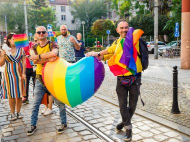 Wroclaw, Polonya, 02 Ekim 2021 - Eşcinsel çift LGBT Eşitlik Yürüyüşü 'nde büyük gökkuşağı yürekli