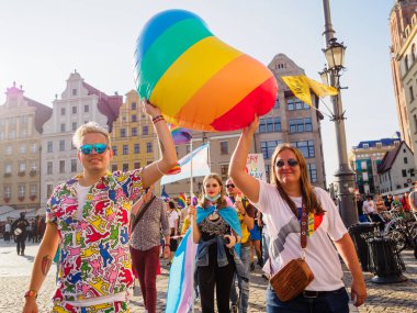 Wroclaw, Polonya, 02 Ekim 2021 - Eşit LGBT yürüyüşünde büyük gökkuşağı yürekli gençler 
