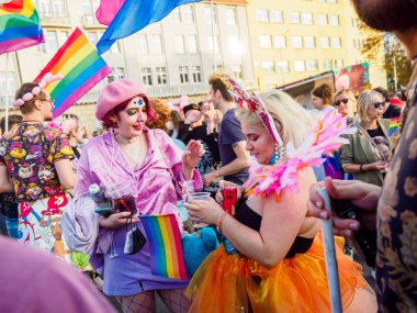 Wroclaw, Polonya, 02 Ekim 2021 - LGBT Eşitlik Yürüyüşünde gökkuşağı bayraklı genç kızlar