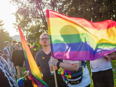 Wroclaw, Polonya, 02 Ekim 2021 - LGBT Eşitlik Yürüyüşünde gökkuşağı bayraklı gençler