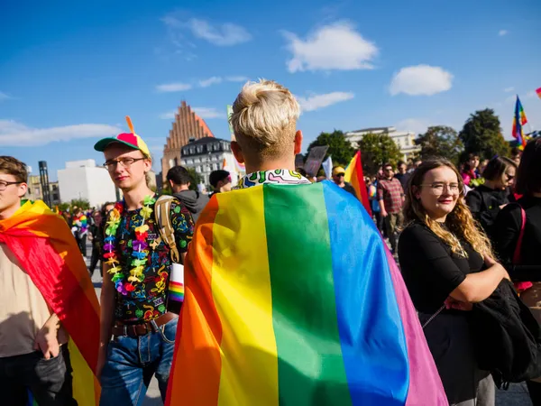 Wroclaw, Polonya, 02 Ekim 2021 - LGBT Eşitlik Yürüyüşünde gökkuşağı bayrağı taşıyan genç adam