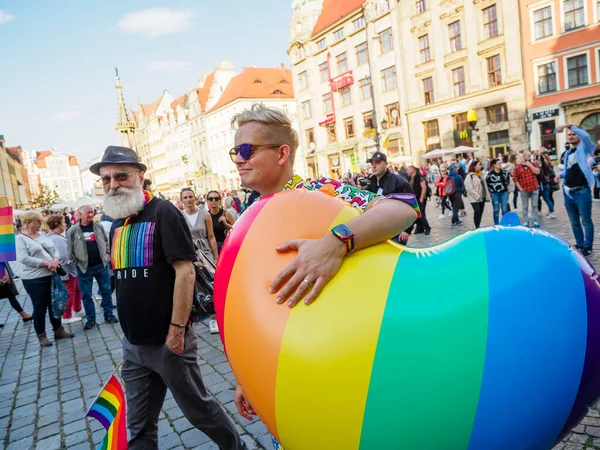 2021年10月2日 波兰弗罗茨拉夫 男女同性恋 双性恋和变性者平等大游行中带有彩虹符号的老年人和年轻人 — 图库照片
