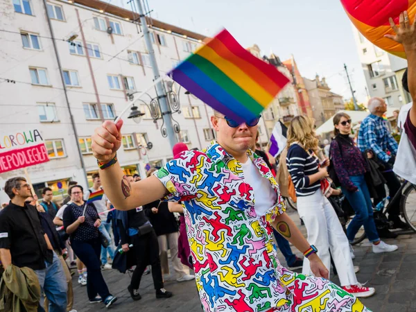 Wroclaw, Polonya, 02 Ekim 2021 - LGBT Eşitlik Yürüyüşünde gökkuşağı bayrağı taşıyan genç adam