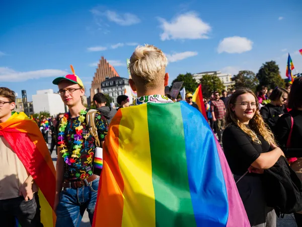 2021年10月2日 波兰弗罗茨拉夫 在Lgbt平等大游行中高举彩虹旗的年轻人 免版税图库照片