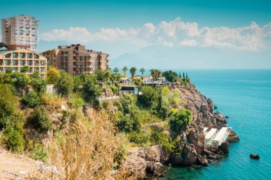 Antalya 'nın şehir merkezindeki Akdeniz kıyısındaki modern çok katlı tatil köyü manzarası. Türkiye başvurdu