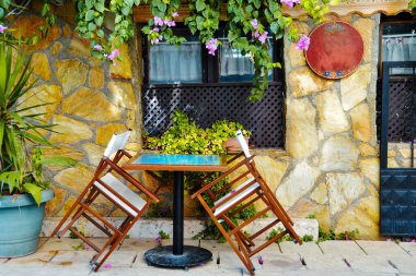 Dışarıdaki kafe masası ve sandalyeleri. Antalya 'nın Kaleici ilçesinin eski caddesindeki eski kafe