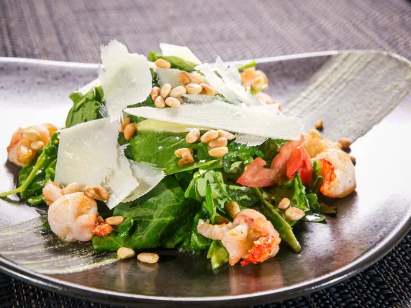 Karidesli Yeşil Salata Domates Fındık Parmesan Peynirinin Karışımı Siyah Hasırlı — Stok fotoğraf