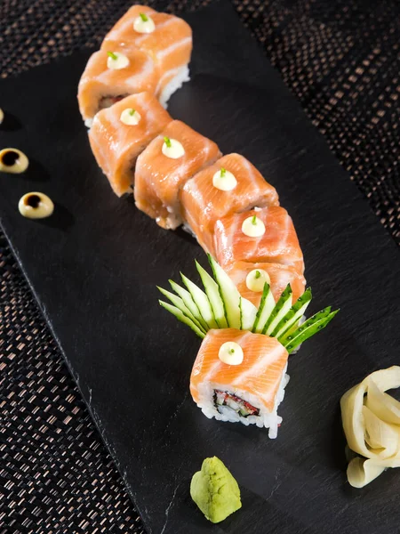 Sushi Roll Łososia Awokado Czarnym Kamiennym Talerzu Zbliżenie Zdjęcie Ciemnym — Zdjęcie stockowe