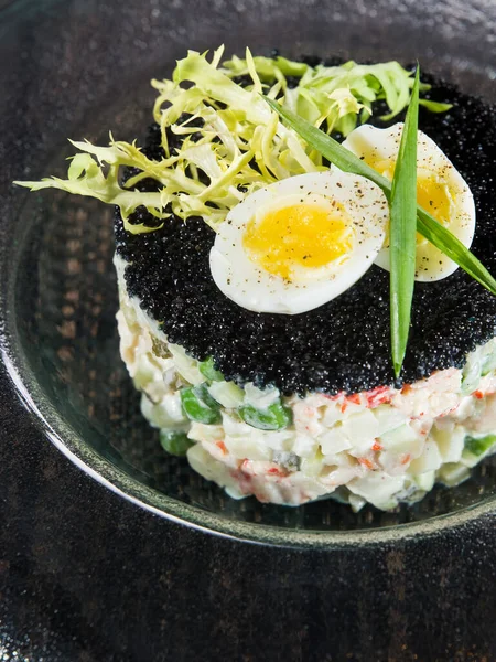 Geleneksel Rus Sebze Salatası Siyah Hasırlı Şeffaf Tabakta Siyah Havyar — Stok fotoğraf
