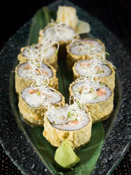 Gorące Sushi Roll Łososia Awokado Panierowanie Szklanym Talerzu Zbliżenie Zdjęcie — Zdjęcie stockowe