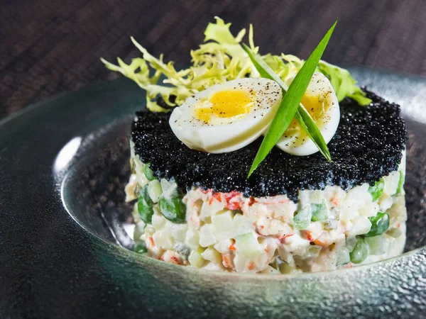 Salada Legumes Tradicional Russa Com Caviar Preto Placa Transparente Tapete — Fotografia de Stock
