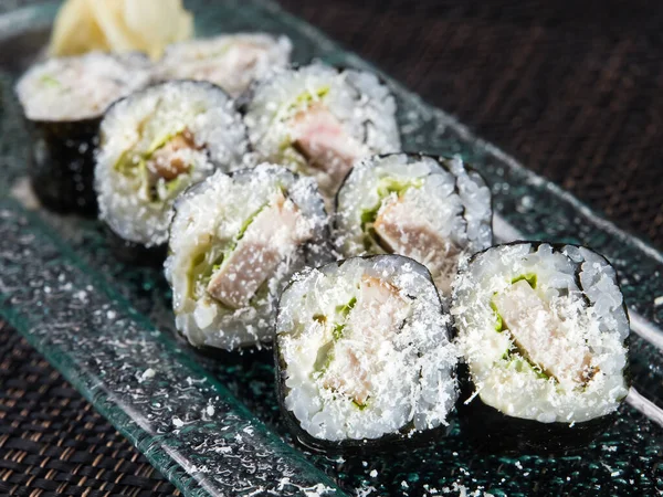 Sushi Roll Owoców Morza Awokado Szklanej Płycie Ciemnym Tle — Zdjęcie stockowe