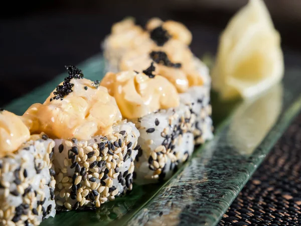 Uramaki Sushi Roll Met Gehakte Sesam Sesam Donkere Achtergrond — Stockfoto