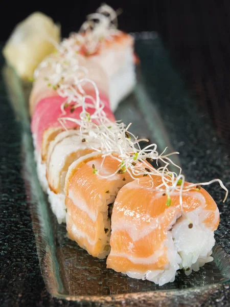 Sushi Broodje Met Zalm Tonijn Paling Een Glasplaat Close Foto — Stockfoto