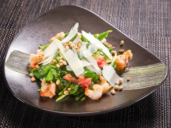 Mélange Salade Verte Avec Crevettes Tomates Noix Fromage Parmesan Sur — Photo
