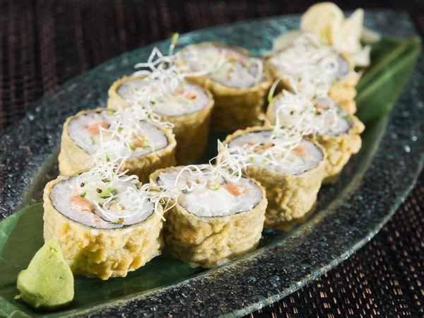 Hete Sushi Roll Met Zalm Avocado Brood Een Glazen Bord — Stockfoto