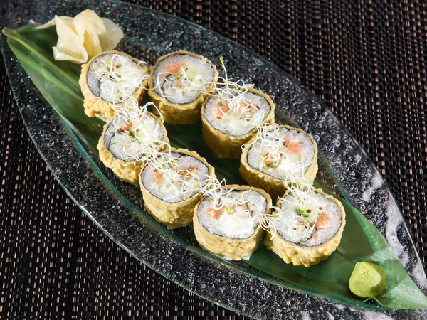 Hete Sushi Roll Met Zalm Avocado Brood Een Glazen Bord — Stockfoto