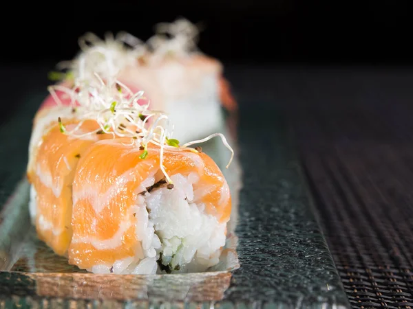 Sushi Roll Łososiem Tuńczykiem Węgorzem Szklanym Talerzu Zbliżenie Zdjęcie Ciemnym — Zdjęcie stockowe