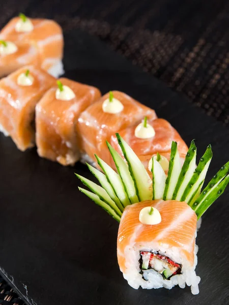 Sushi Roll Met Zalm Avocado Een Zwarte Steen Plaat Close — Stockfoto