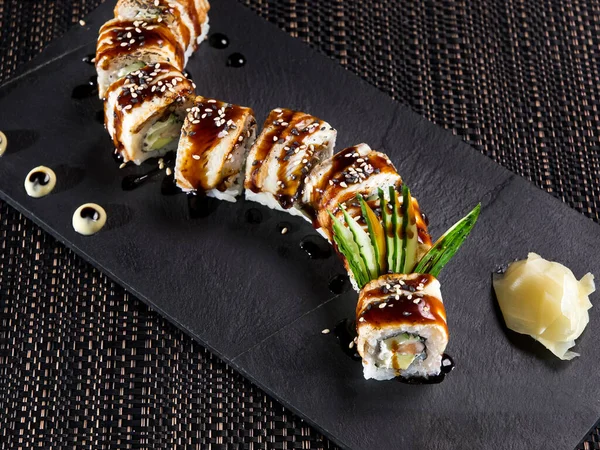 Sushi Roll Met Gerookte Paling Avocado Een Zwarte Steen Plaat — Stockfoto