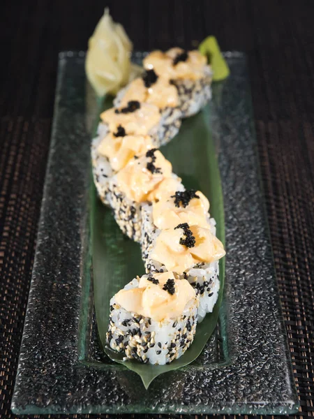 Uramaki Sushi Roll Met Gehakte Sesam Sesam Donkere Achtergrond — Stockfoto