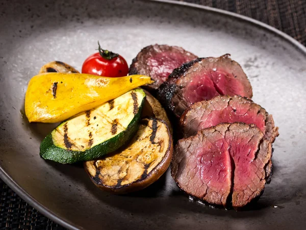 Cortado Rodajas Medio Raro Filete Mignon Servido Con Verduras Parrilla —  Fotos de Stock