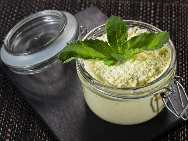 Söt Dessert Tiramisu Med Grönt Pulver Matcha Serveras Glasburk Horisontellt — Stockfoto