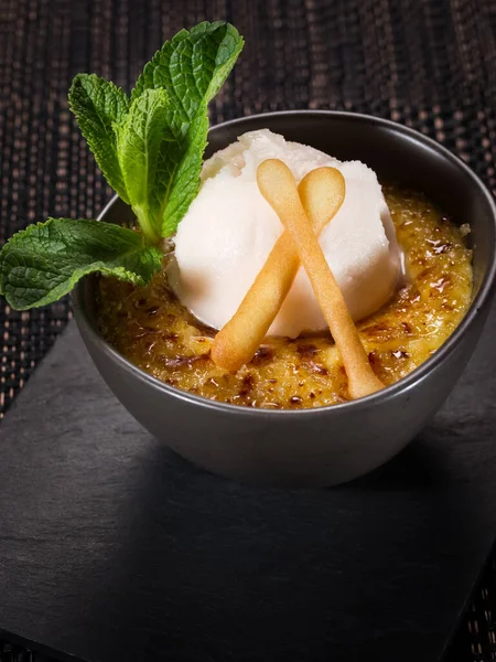 Sweet Dessert Creme Brulee Scoop Ice Cream Served Small Ceramic — Stock Photo, Image