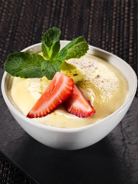 Mousse Dessert Kom Slagroom Met Aardbei Verticale Foto Donkere Achtergrond — Stockfoto