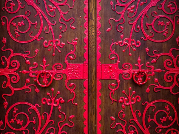 Vista Vicino Metallo Rosso Ornamento Curvo Sulla Porta Legno Sfondo — Foto Stock