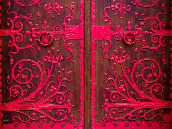 Vista Perto Ornamento Curvo Metal Vermelho Porta Madeira Resumo Contexto — Fotografia de Stock