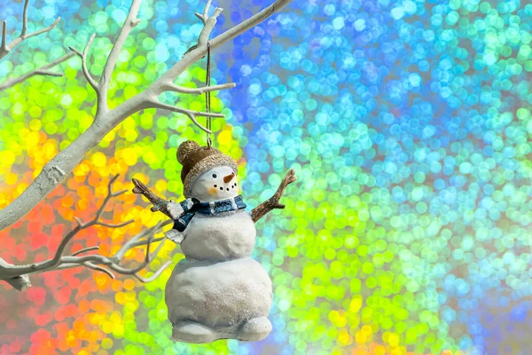 Рождественское Украшение Снеговик Висит Ветке Дерева Цветном Радужном Фоне — стоковое фото