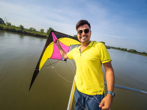 Sorrindo Jovem Vestindo Roupas Casuais Segurando Papagaio Fora Dia Ensolarado — Fotografia de Stock