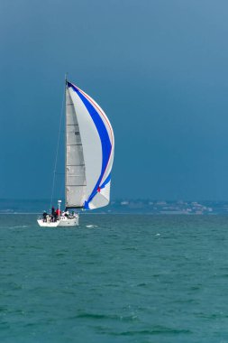Fırtınadan önceki bulutlu bir yaz gününde yelkenli denizde yelken açıyor.