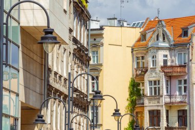 Sokak boyunca uzanan şehir fenerleri ve Polonya 'nın Wroclaw kentindeki eski binalara bakış