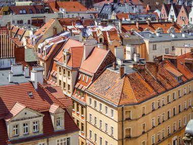 Avrupa Polonya 'nın Wroclaw kentindeki eski ortaçağ binalarının turuncu kiremitli çatılarından manzara