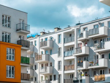 Şehir konaklama bölgesinde modern bir apartman. Çağdaş konut ve gayrimenkul