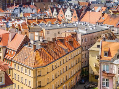 Avrupa Polonya 'nın Wroclaw kentindeki eski ortaçağ binalarının turuncu kiremitli çatılarından manzara