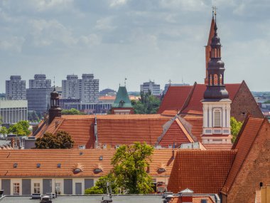 Avrupa Polonya 'nın Wroclaw kentindeki eski ortaçağ binalarının turuncu kiremitli çatılarından manzara