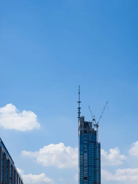 Bau Eines Modernen Wolkenkratzers Vorderansicht Über Blauem Himmel — Stockfoto