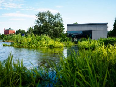 modern ve yenilikçi bir şehir nehri üzerinde yüzen ev, su üzerinde çağdaş bir bina