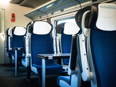 Boş bir tren vagonunun modern iç mekanı.