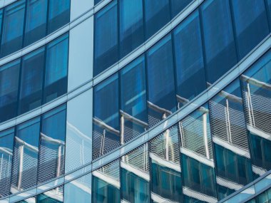 Modern cam ayna yansımaları. Modern cam binanın ön görüntüsü