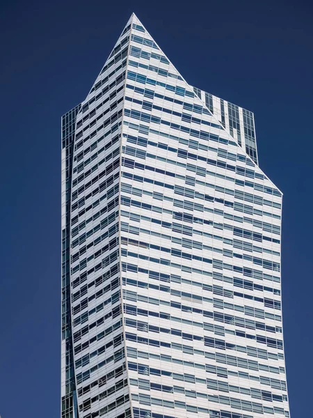 Vorderansicht Eines Modernen Weißen Wolkenkratzers Über Blauem Himmelshintergrund Vertikales Foto — Stockfoto